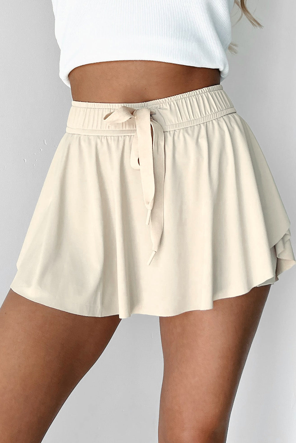 Beigefarbener Tennis-Skort mit Kordelzug und hoher Taille