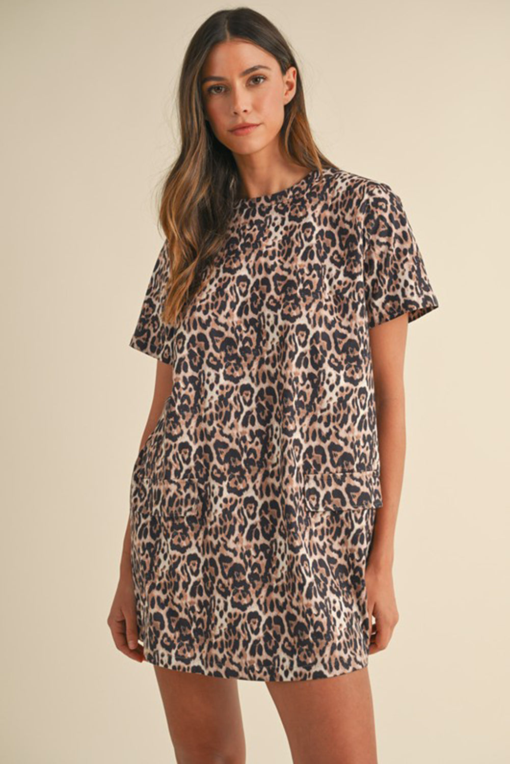 Braunes T-Shirt-Kleid mit Leopardenmuster
