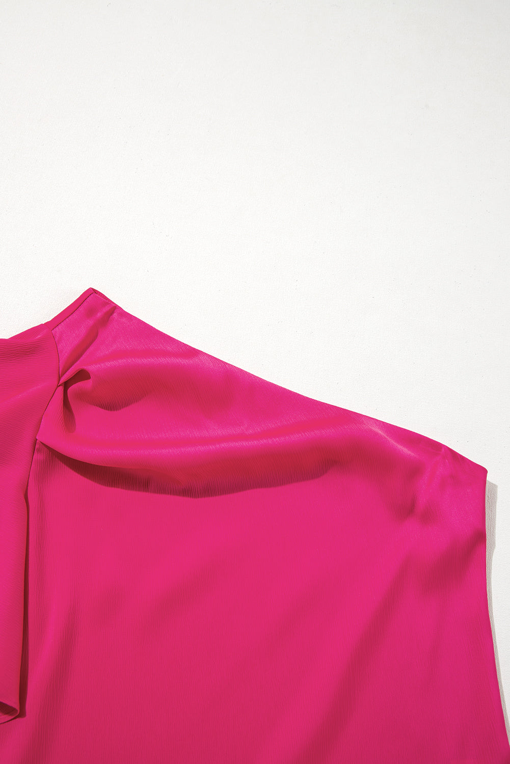 Elegante Bluse mit asymmetrischer Schulterpartie in Erdbeerrosa