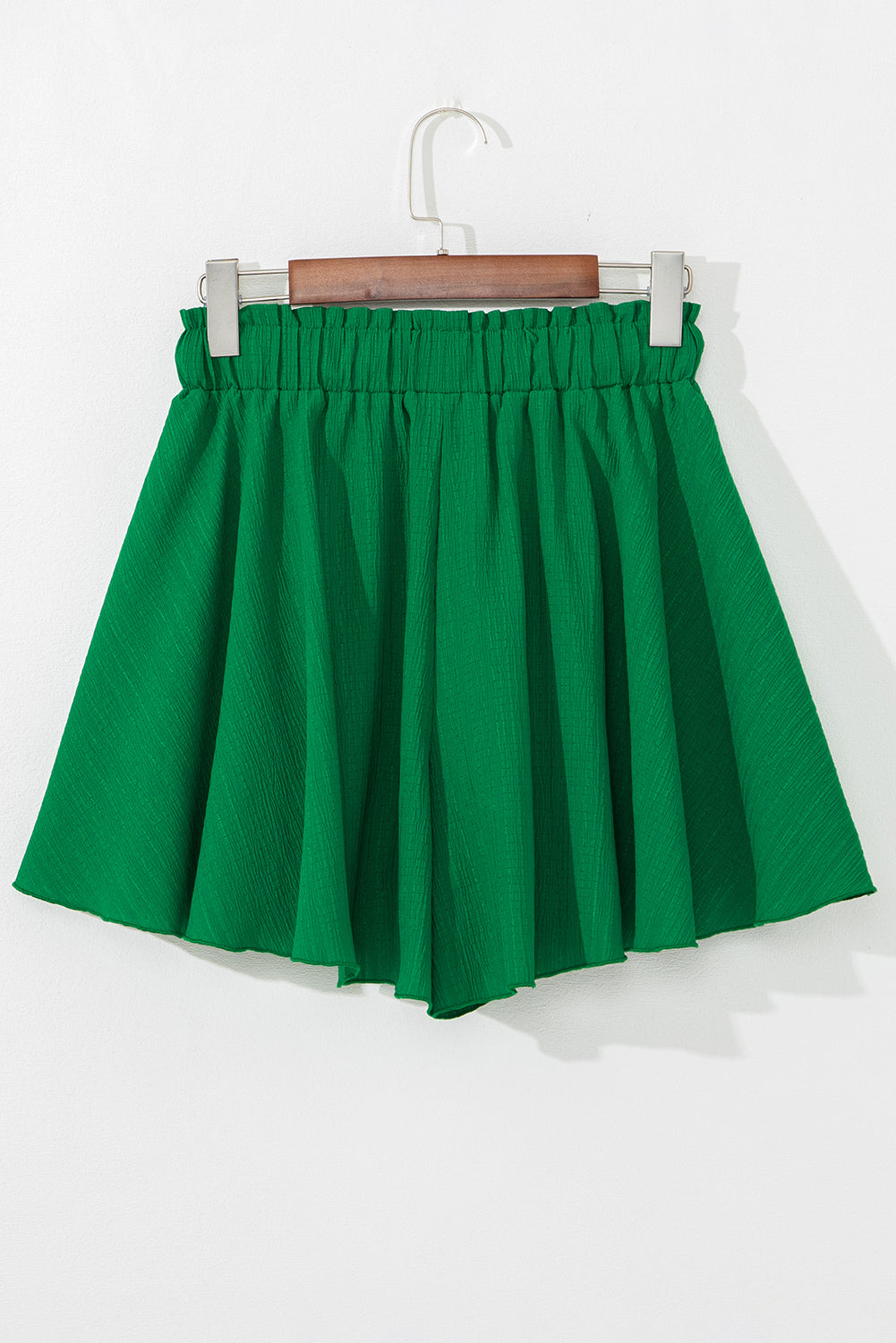 Dunkelgrüne Shorts mit hoher Taille und Rüschen