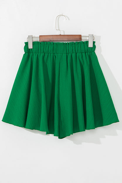 Dunkelgrüne Shorts mit hoher Taille und Rüschen