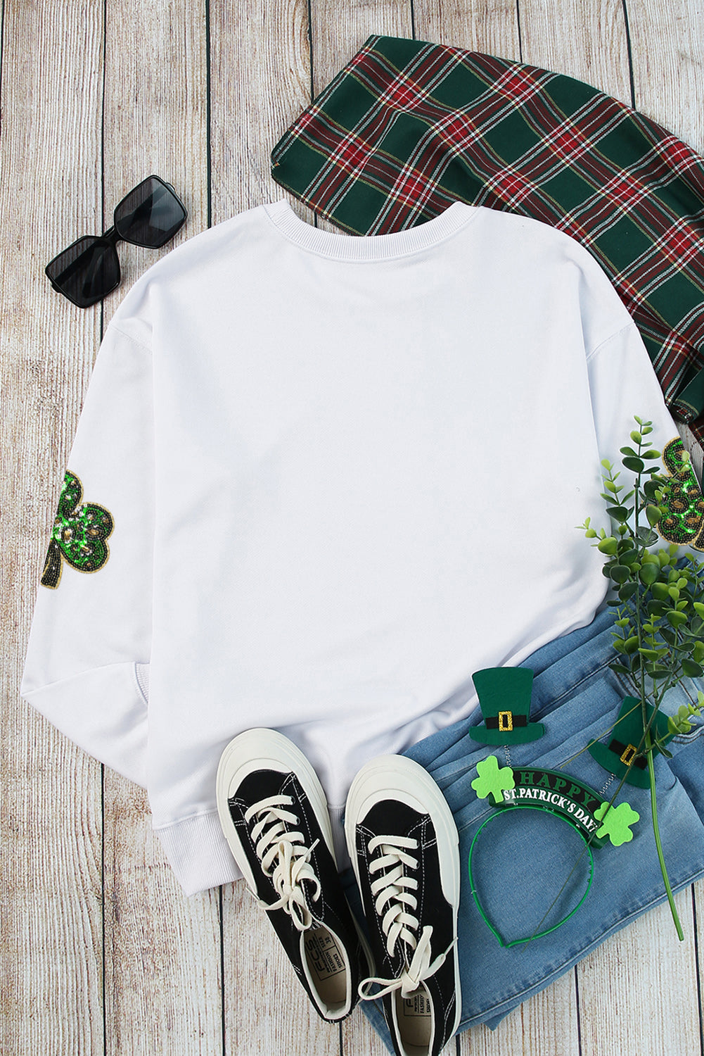 Weißes Sweatshirt mit Kleeblatt-Patchworkmuster und St. Patrick's Day