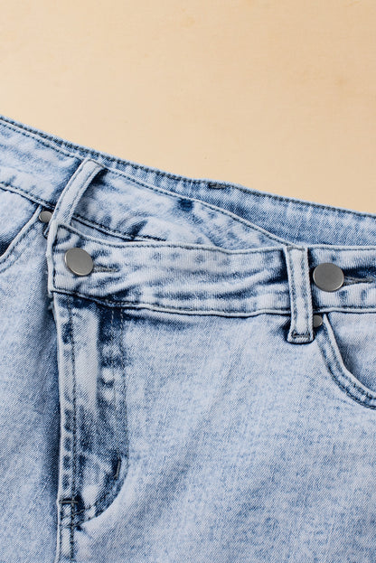 Hellblaue gekreuzte Jeansshorts