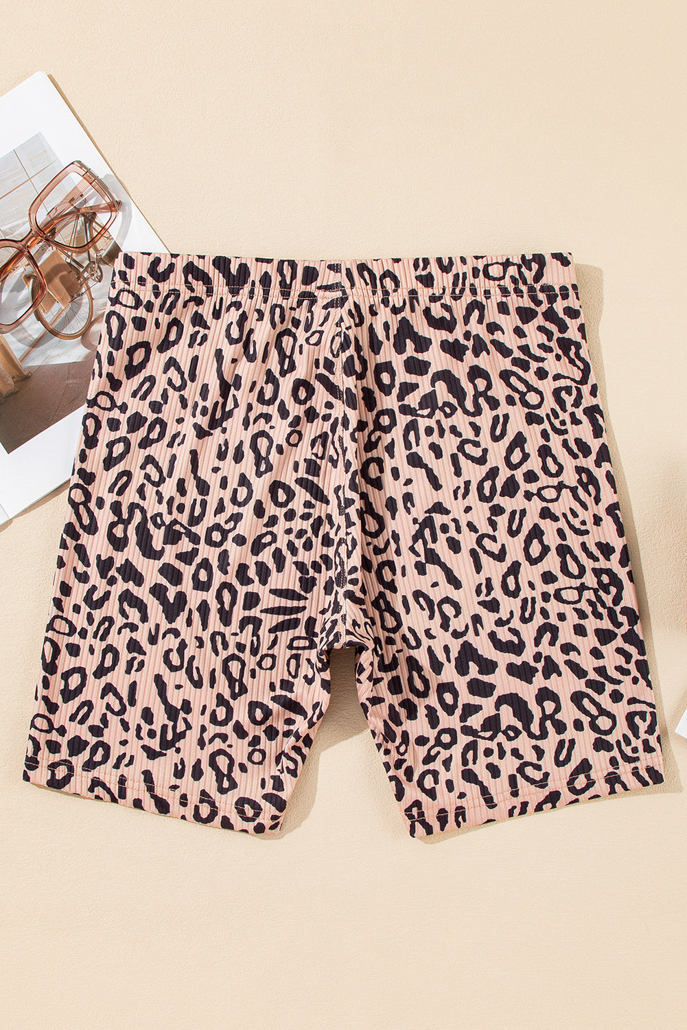 Khakifarbene Bikershorts mit Leopardenmuster