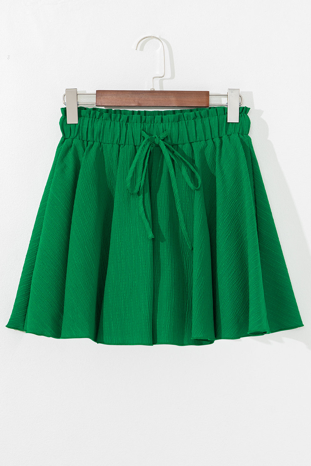 Dunkelgrüne Shorts mit hoher Taille und Rüschen