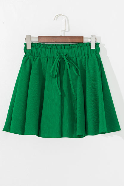 Dunkelgrüne Shorts mit hoher Taille und Rüschen