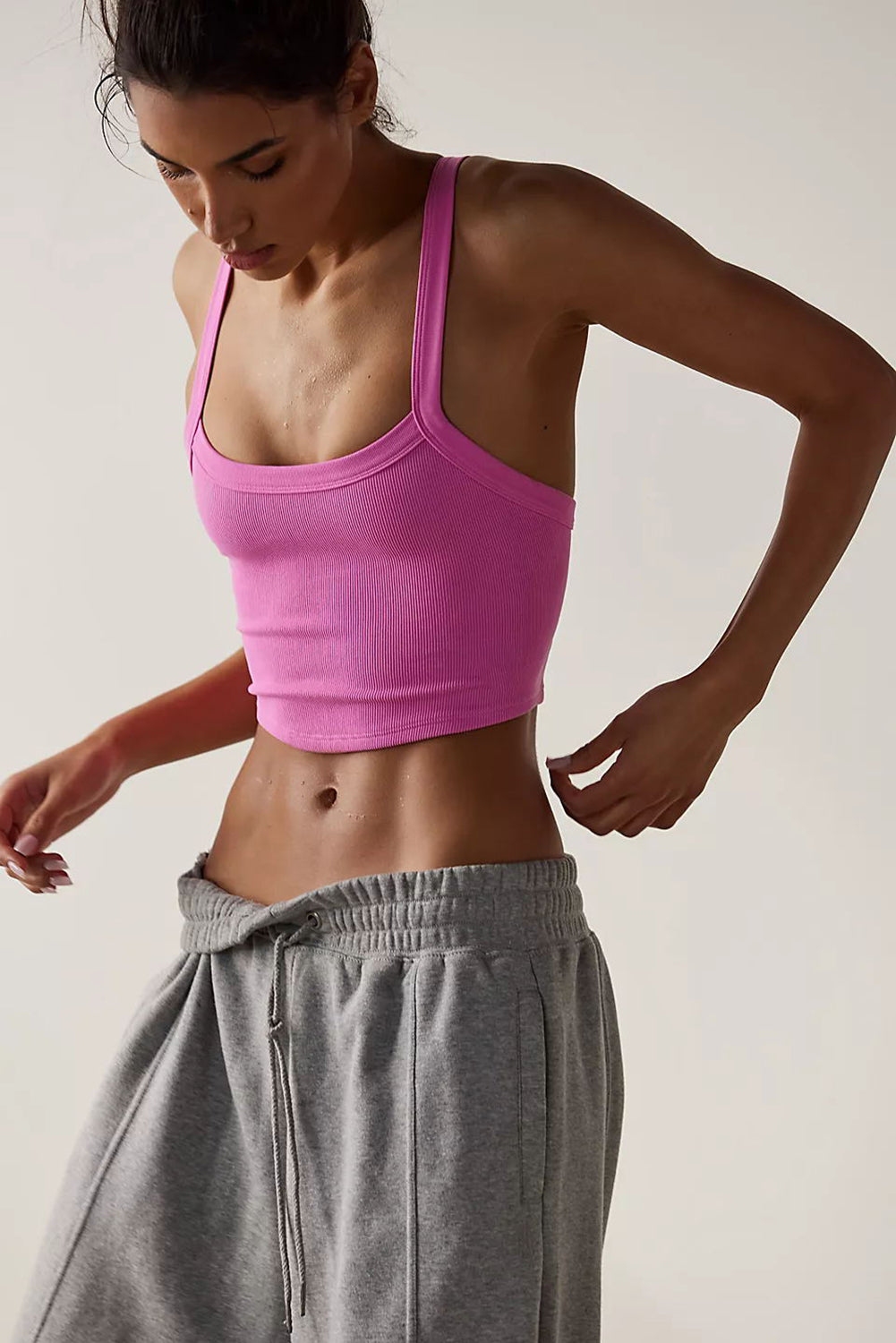 Athletisches, geripptes, kurzes Cami-Top