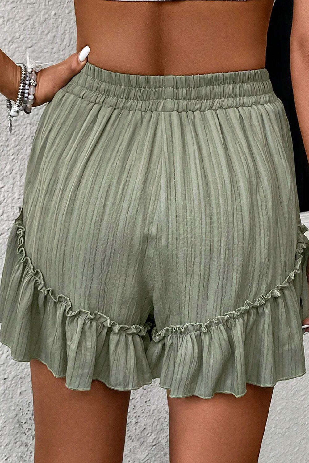 Grüne Shorts mit Rüschen und Krawatte