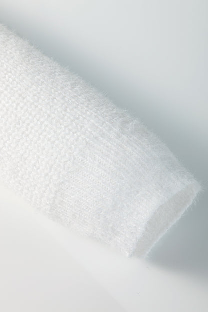 Weißer Pullover mit Perlen und Herzen