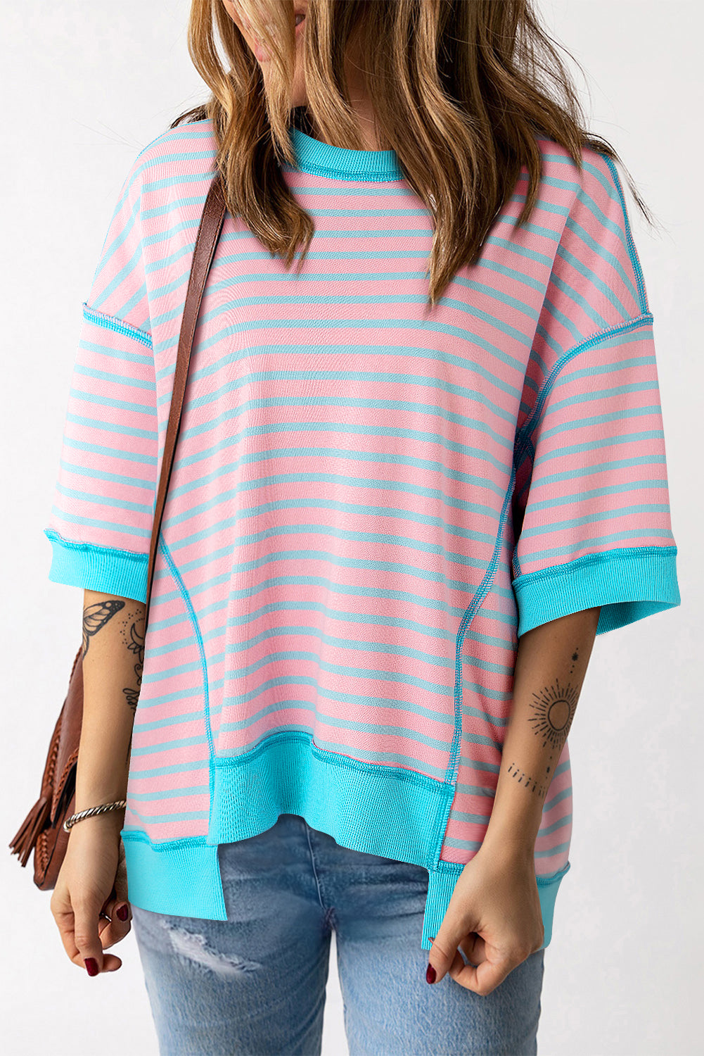 Gestreiftes Oversize-T-Shirt mit sichtbarem High Low