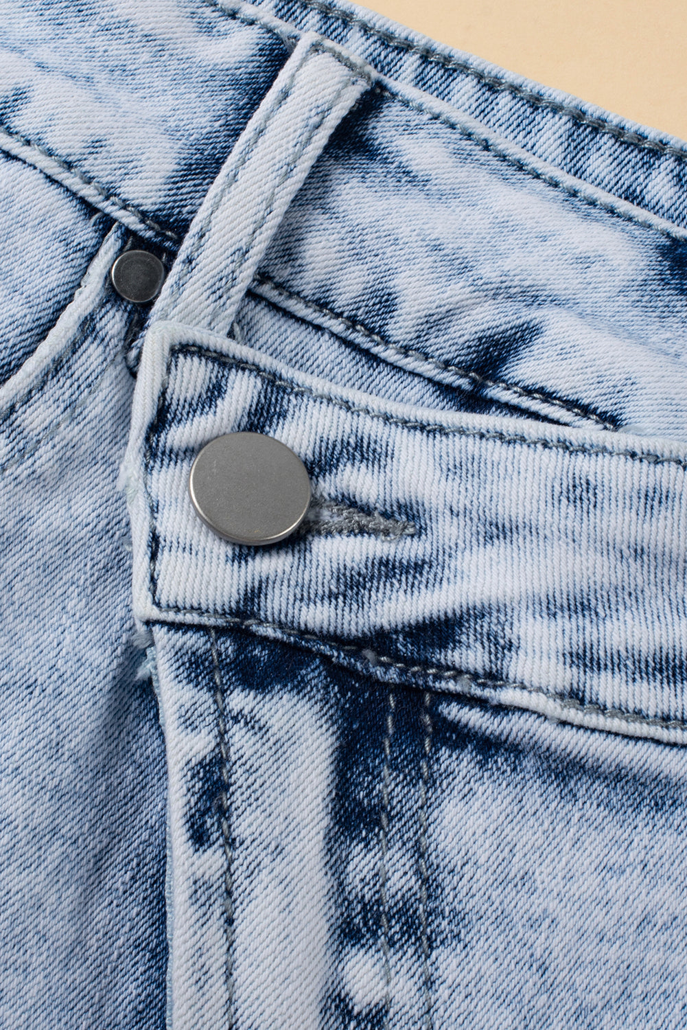 Hellblaue gekreuzte Jeansshorts