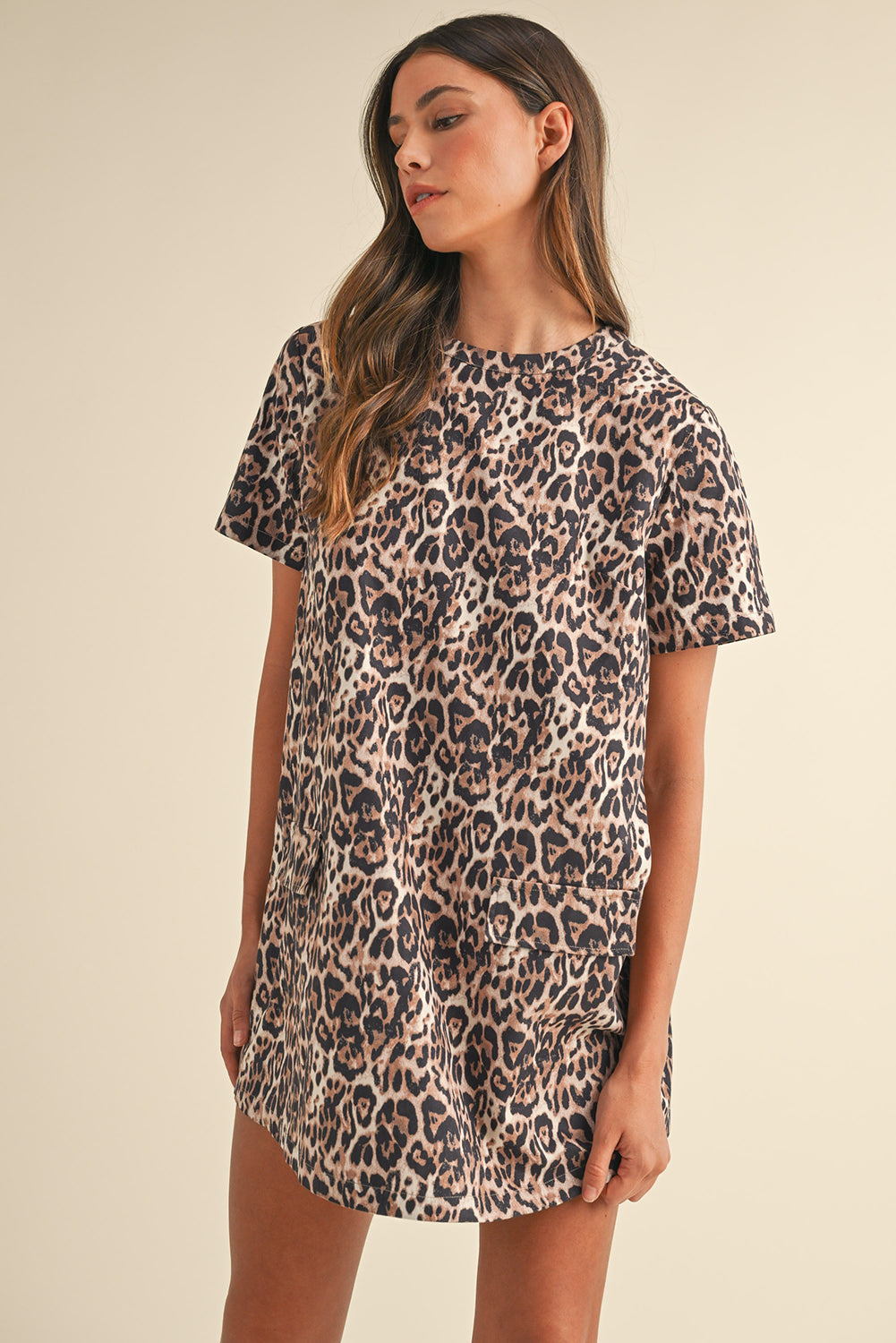 Braunes T-Shirt-Kleid mit Leopardenmuster