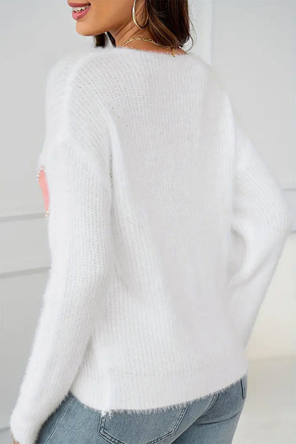Weißer Pullover mit Perlen und Herzen