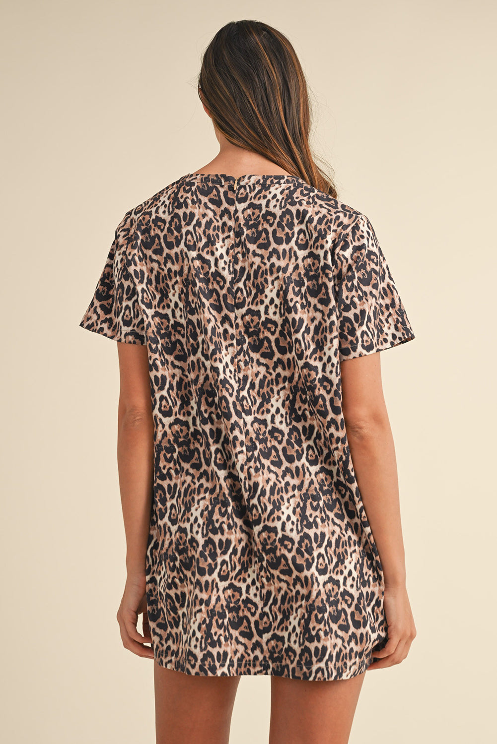 Braunes T-Shirt-Kleid mit Leopardenmuster