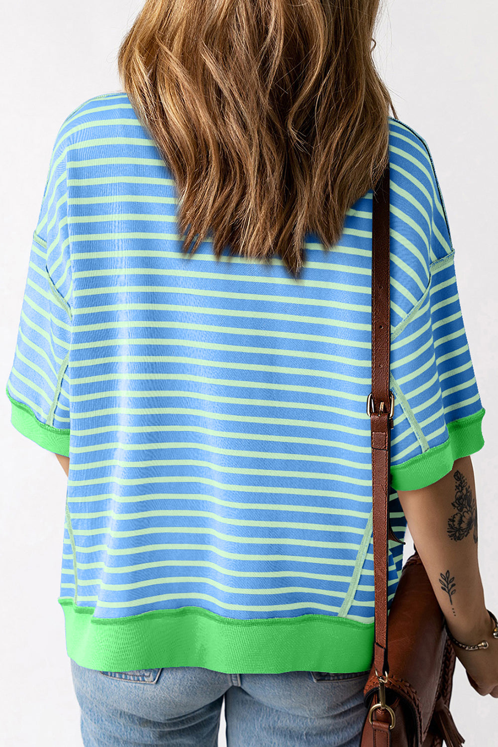 Gestreiftes Oversize-T-Shirt mit sichtbarem High Low