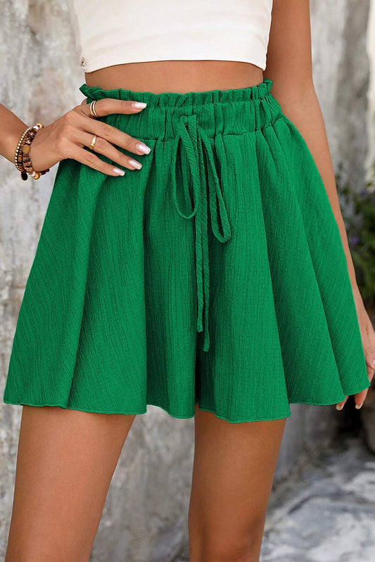 Dunkelgrüne Shorts mit hoher Taille und Rüschen