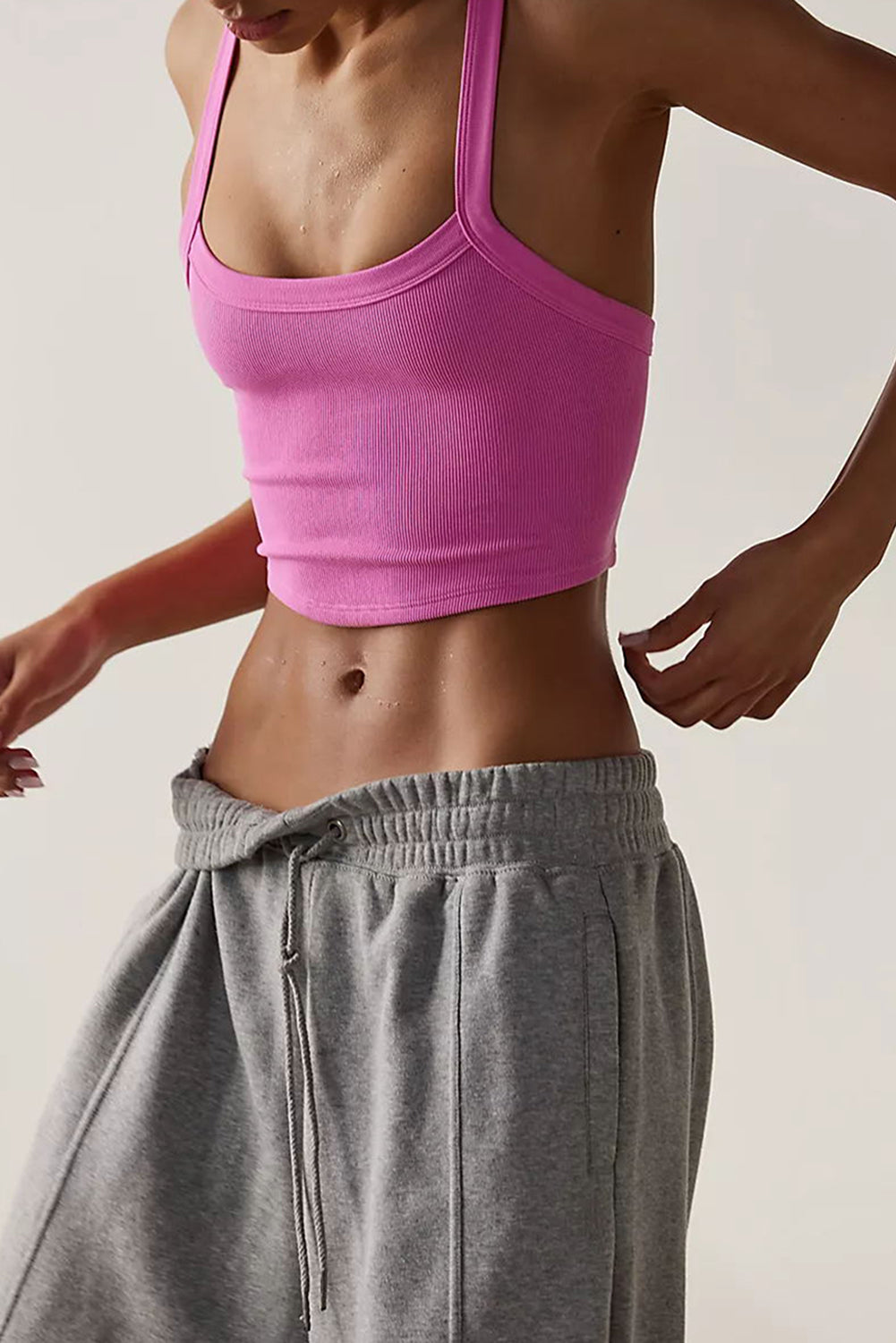 Athletisches, geripptes, kurzes Cami-Top