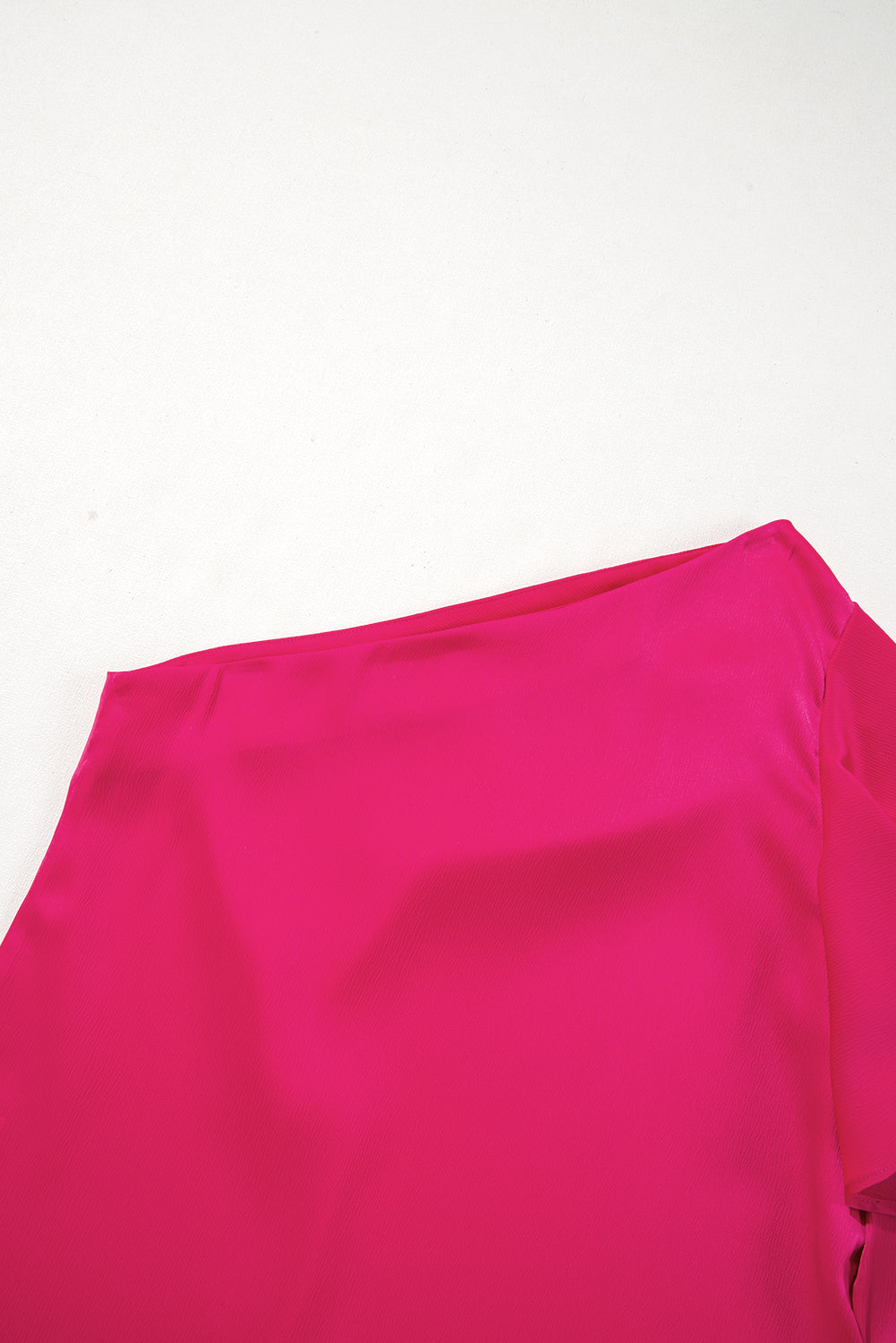 Elegante Bluse mit asymmetrischer Schulterpartie in Erdbeerrosa